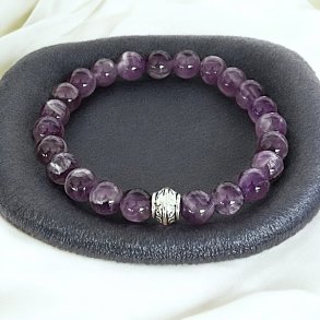 Krystal armb�nd i B�nd Ametyst m. charm | 8 mm stenperler | M�l 16 - 18 cm