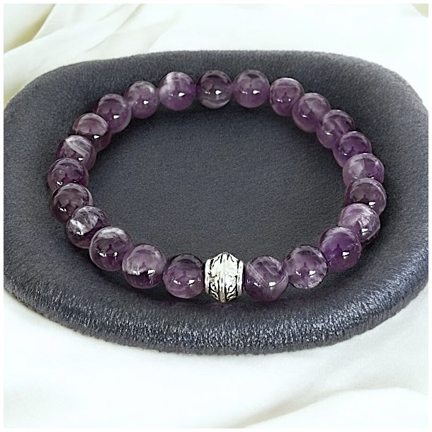 Krystal armb�nd i B�nd Ametyst m. charm | 8 mm stenperler | M�l 17 - 19 cm