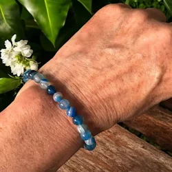 Krystalarmb�nd i bl� agat � 6 mm perler � Ro, styrke og pasform til 15�17 cm 