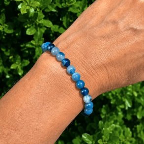 Bl� agat krystalarmb�nd med 6 mm stenperler b�ret p� h�ndled
