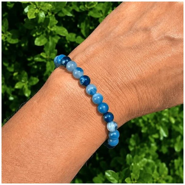 Bl� agat krystalarmb�nd med 6 mm stenperler b�ret p� h�ndled
