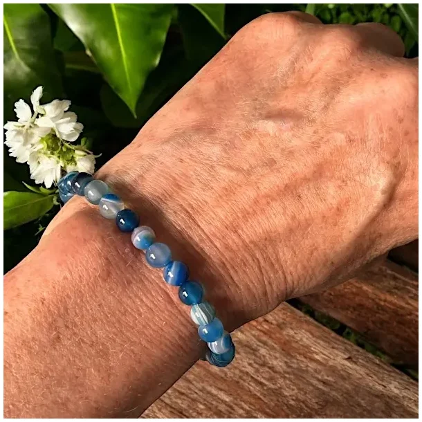 Krystalarmb�nd i bl� agat � 6 mm perler � Ro, styrke og pasform til 15�17 cm 