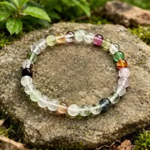 Flerfarvet fluoritarmb�nd 16�17,5 cm � fokus, beskyttelse og spirituel balance