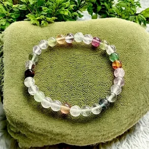 Flerfarvet fluoritarmbnd 1617,5 cm  fokus, beskyttelse og spirituel balance