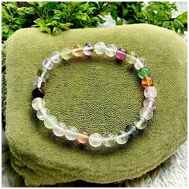 Flerfarvet fluoritarmbnd 1617,5 cm  fokus, beskyttelse og spirituel balance