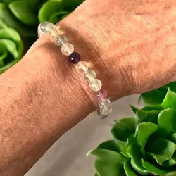 Flerfarvet fluoritarmb�nd 16�17,5 cm � fokus, beskyttelse og spirituel balance