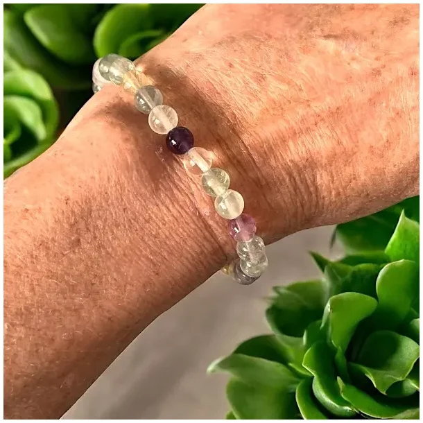 Flerfarvet fluoritarmb�nd 16�17,5 cm � fokus, beskyttelse og spirituel balance
