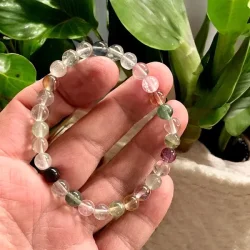 Flerfarvet fluoritarmb�nd 16�17,5 cm � fokus, beskyttelse og spirituel balance