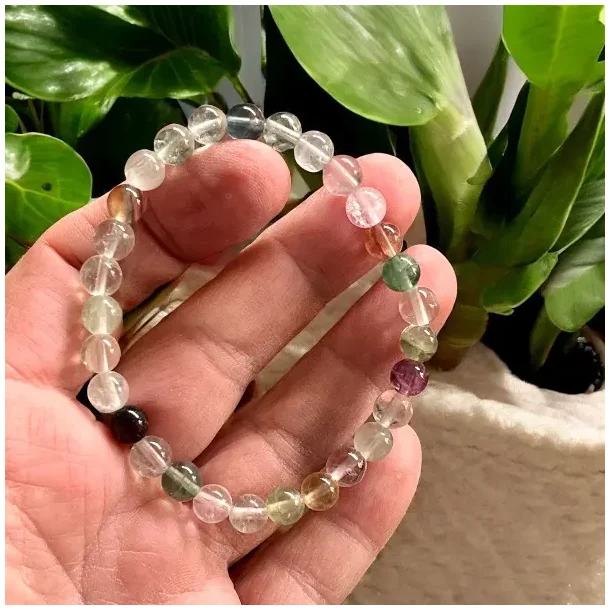 Flerfarvet fluoritarmbnd 1617,5 cm  fokus, beskyttelse og spirituel balance