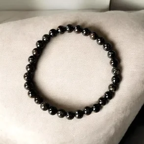 Glaukophan krystalarmbnd med 6 mm perler til hndled mellem 16 og 18 cm