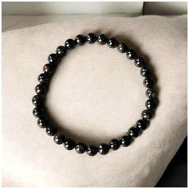 Glaukophan krystalarmbnd med 6 mm perler til hndled mellem 16 og 18 cm