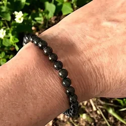 Glaukophan krystalarmb�nd med 6 mm perler til h�ndled mellem 16 og 18 cm