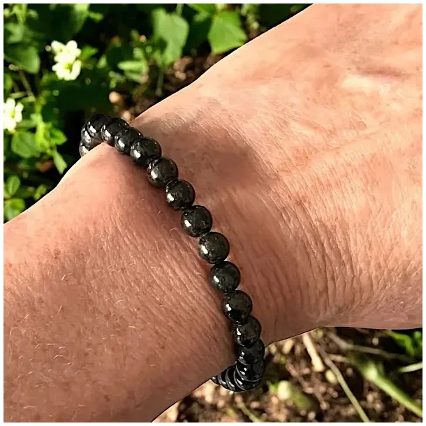 Glaukophan krystalarmb�nd med 6 mm perler til h�ndled mellem 16 og 18 cm