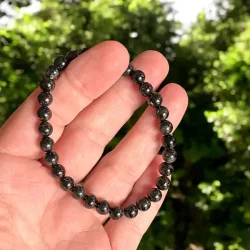 Glaukophan krystalarmb�nd med 6 mm perler til h�ndled mellem 16 og 18 cm