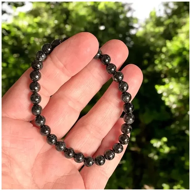 Glaukophan krystalarmb�nd med 6 mm perler til h�ndled mellem 16 og 18 cm