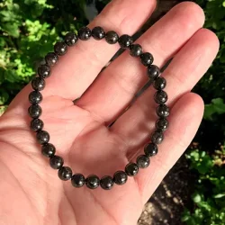 Glaukophan krystalarmb�nd med 6 mm perler til h�ndled mellem 16 og 18 cm