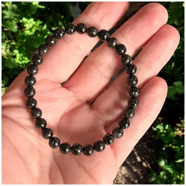 Glaukophan krystalarmb�nd med 6 mm perler til h�ndled mellem 16 og 18 cm