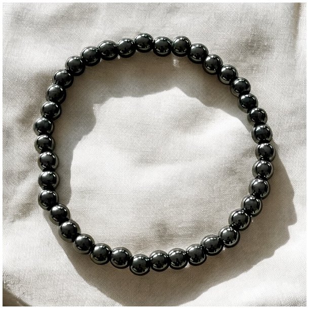 Krystal armb�nd i h�matit med 5 mm stenperler,  M�l 16,5 - 19 cm
