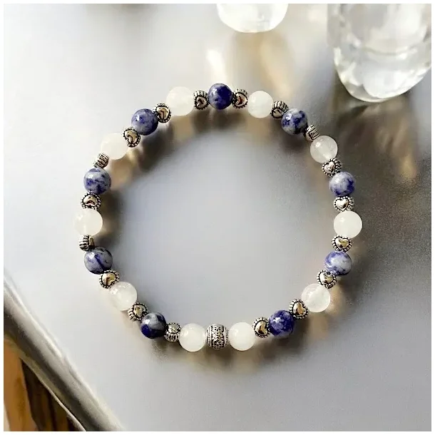 HjerteRo krystalarmb�nd i sodalit og hvid jade � passer h�ndled 16-18 cm