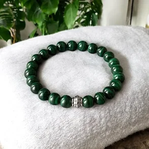 Hndlavet Unisex Malakit Armbnd  Elastisk med 8 mm Stenperler og Forslvet Charm