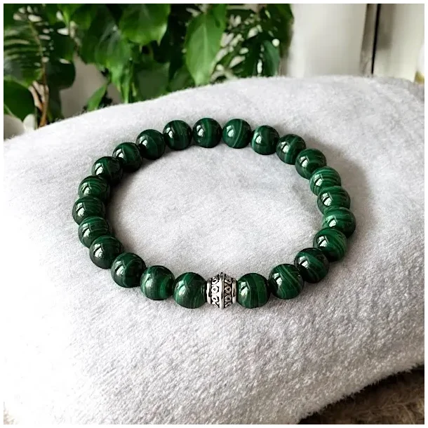 Hndlavet Unisex Malakit Armbnd  Elastisk med 8 mm Stenperler og Forslvet Charm