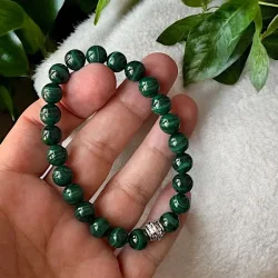 Hndlavet Unisex Malakit Armbnd  Elastisk med 8 mm Stenperler og Forslvet Charm