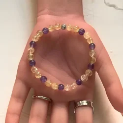 Focus &amp; Calm  Hndlavet Krystalarmbnd med brndt citrin og ametyst, 6 mm perler, forslvet charm