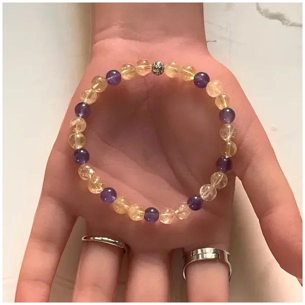 Focus &amp; Calm  Hndlavet Krystalarmbnd med brndt citrin og ametyst, 6 mm perler, forslvet charm