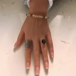 Focus &amp; Calm  Hndlavet Krystalarmbnd med brndt citrin og ametyst, 6 mm perler, forslvet charm