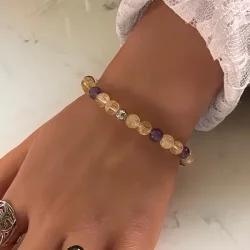 Focus &amp; Calm  Hndlavet Krystalarmbnd med brndt citrin og ametyst, 6 mm perler, forslvet charm