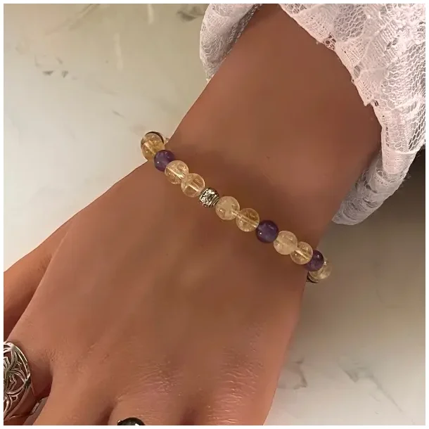 Focus &amp; Calm  Hndlavet Krystalarmbnd med brndt citrin og ametyst, 6 mm perler, forslvet charm