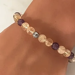 Focus &amp; Calm  Hndlavet Krystalarmbnd med brndt citrin og ametyst, 6 mm perler, forslvet charm