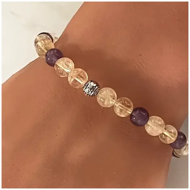 Focus &amp; Calm  Hndlavet Krystalarmbnd med brndt citrin og ametyst, 6 mm perler, forslvet charm