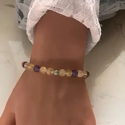 Focus &amp; Calm  Hndlavet Krystalarmbnd med brndt citrin og ametyst, 6 mm perler, forslvet charm