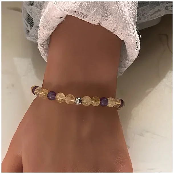 Focus &amp; Calm  Hndlavet Krystalarmbnd med brndt citrin og ametyst, 6 mm perler, forslvet charm
