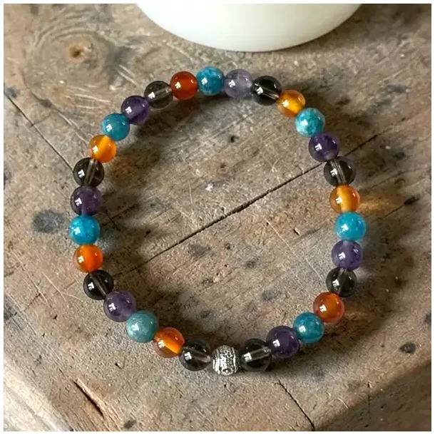 Krystalarmb�nd mod smerter og st�tte &ndash; helende sten med beroligende energi