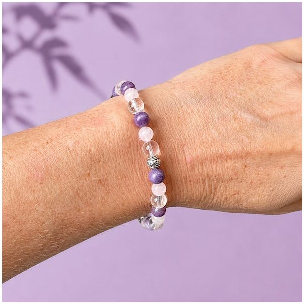 Krystal armb�nd mod stress og angst med smuk charm | 6-7 mm stenperler | m�l imellem 17 - 19 cm