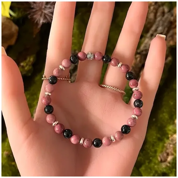 Sjlens Genfdsel  Krystalarmbnd med rhodonit &amp; glaukophan, 16-18 cm