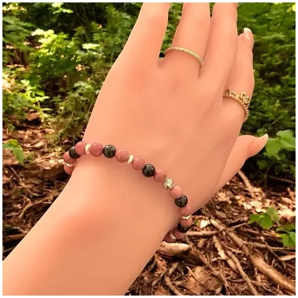 Sjlens Genfdsel  Krystalarmbnd med rhodonit &amp; glaukophan, 16-18 cm