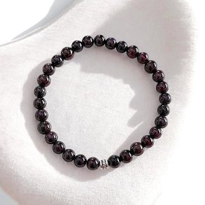 H�ndlavet Krystal armb�nd | r�d granat | 6 mm. stenperler | M�l 16,5 - 19 cm