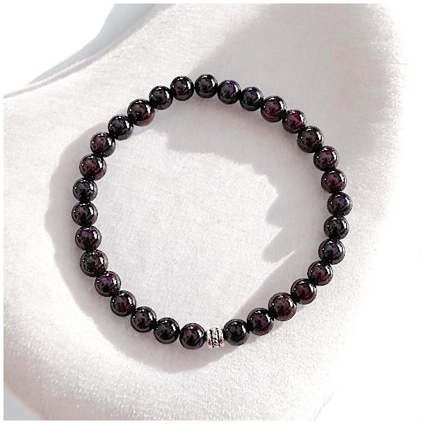 H�ndlavet Krystal armb�nd | r�d granat | 6 mm. stenperler | M�l 16,5 - 19 cm