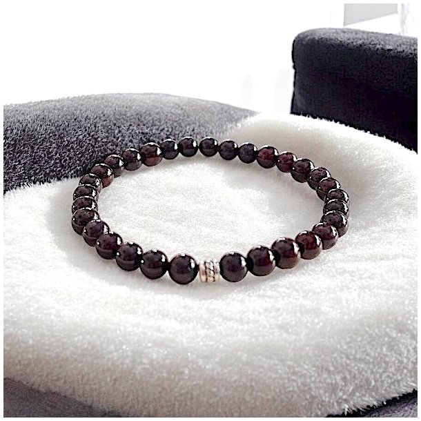 H�ndlavet Krystal armb�nd | r�d granat | 6 mm. stenperler | M�l 16,5 - 19 cm