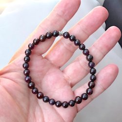 Hndlavet Krystal armbnd | rd granat | 6 mm. stenperler | Ml 16,5 - 19 cm