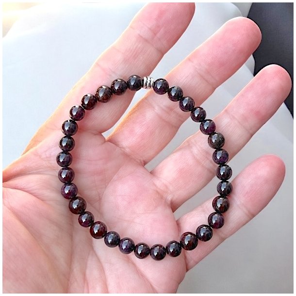 Hndlavet Krystal armbnd | rd granat | 6 mm. stenperler | Ml 16,5 - 19 cm