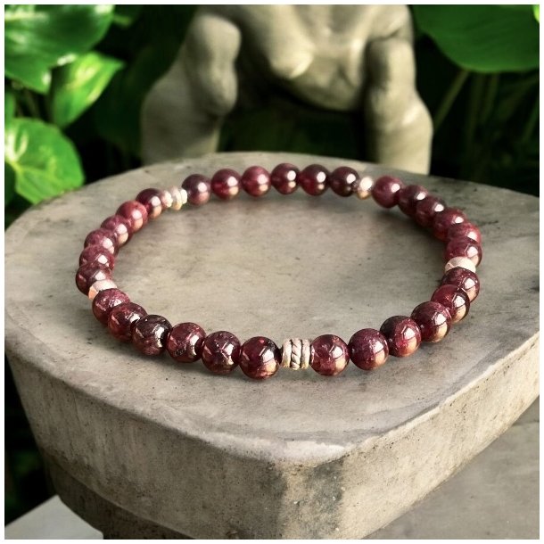 Hndlavet Krystal armbnd i rd granat | 6 mm. stenperler og charms | Ml 18 - 20 cm