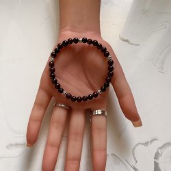 H�ndlavet Krystal armb�nd i r�d granat | 6 mm. stenperler og charms | M�l 18 - 20 cm