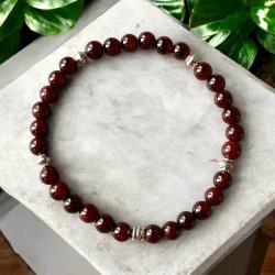 Hndlavet Krystal armbnd i rd granat | 6 mm. stenperler og charms | Ml 18 - 20 cm