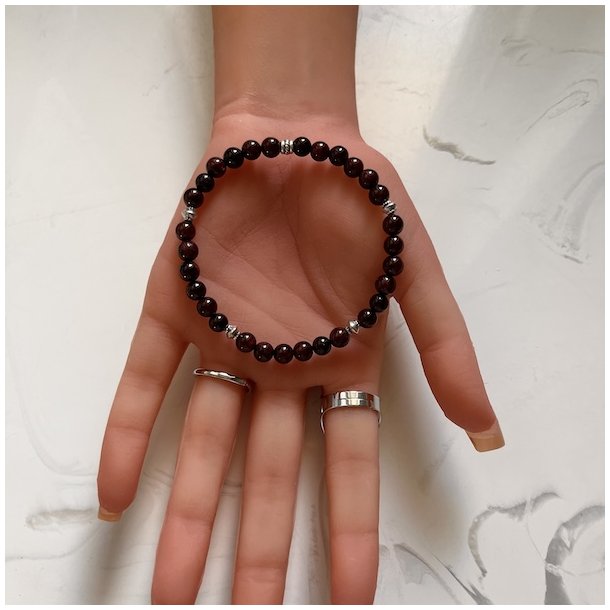 H�ndlavet Krystal armb�nd i r�d granat | 6 mm. stenperler og charms | M�l 18 - 20 cm