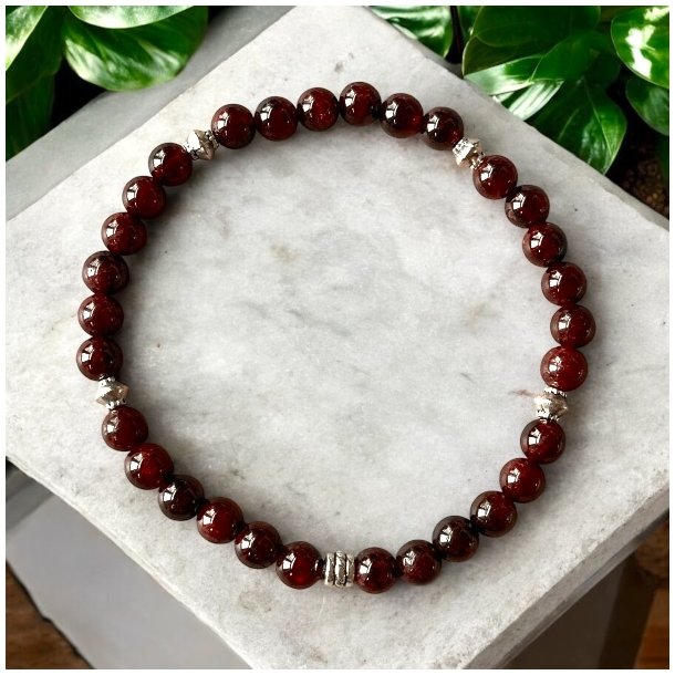 Hndlavet Krystal armbnd i rd granat | 6 mm. stenperler og charms | Ml 18 - 20 cm