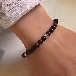 H�ndlavet Krystal armb�nd i r�d granat | 6 mm. stenperler og charms | M�l 18 - 20 cm